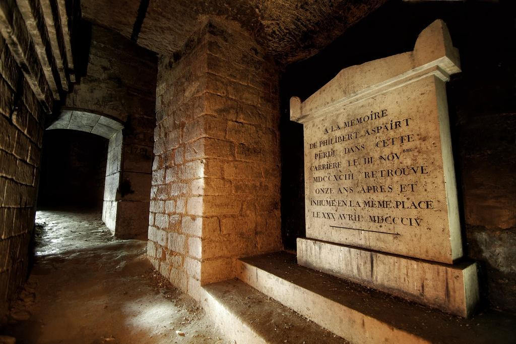 Khi tiến vào bên trong hầm mộ Paris, du khách tiếp tục bắt gặp một tấm bia có khắc dòng chữ: “Tưởng nhớ Philibert Aspairt đã lạc trong hầm mộ ngày 3/11/1973 và được tìm thấy 11 năm sau, mai táng tại đây - vào ngày 3/4/1984.