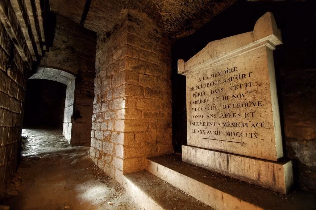 Khi tiến vào bên trong hầm mộ Paris, du khách tiếp tục bắt gặp một tấm bia có khắc dòng chữ: “Tưởng nhớ Philibert Aspairt đã lạc trong hầm mộ ngày 3/11/1973 và được tìm thấy 11 năm sau, mai táng tại đây - vào ngày 3/4/1984.