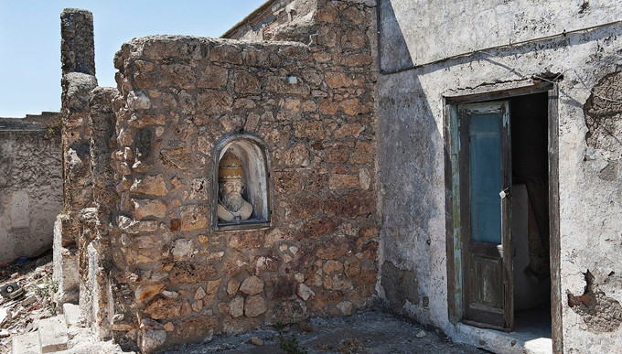 Theo lời kể của người dân địa phương, Marquis là người đàn ông có sở thích bệnh hoạn khi thích chụp ảnh và ngắm vợ "quan hệ" với những chàng trai khác.