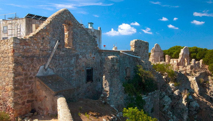 Một số người khác tìm đến đảo vì tò mò về quá khứ ăn chơi của vợ chồng Marquis cũng như hiện trường vụ án mạng đẫm máu trên.