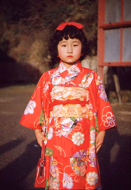 Bé gái người Nhật Bản mặc trang phục nổi bật.