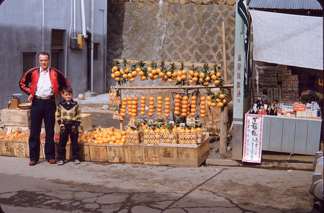 Khi làm nhiệm vụ tại Nhật Bản những năm 1949 - 1951, chỉ huy thuộc Hải quân Mỹ chụp được một số bức ảnh về cuộc sống của người dân địa phương khi được nghỉ. Đến năm 1951, ông theo tàu USS General Mitchell trở về Mỹ. Trong ảnh là một quầy bán trái cây ở Nhật Bản hơn 50 năm trước.