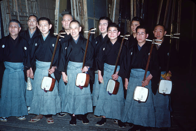 Các nghệ sĩ trong một buổi biểu diễn tại nhà hát Kabuki, Nhật Bản. Ảnh chụp vào khoảng năm 1949 - 1951.