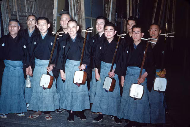 Các nghệ sĩ trong một buổi biểu diễn tại nhà hát Kabuki, Nhật Bản. Ảnh chụp vào khoảng năm 1949 - 1951.