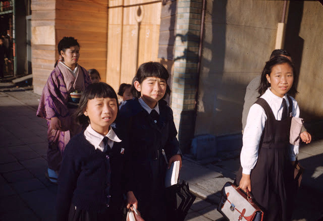 Trẻ em cắp sách tới trường.