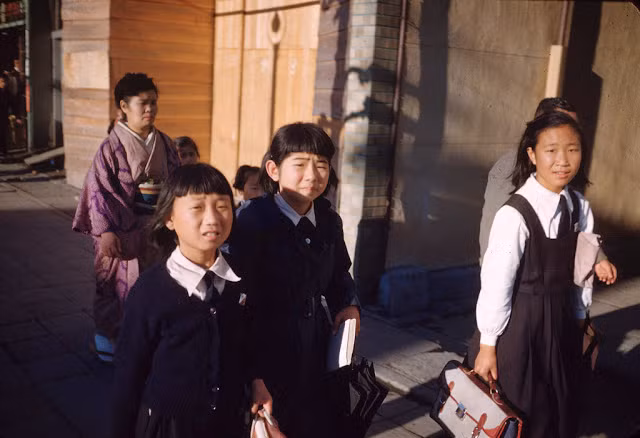 Trẻ em cắp sách tới trường.