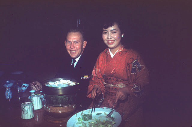 Một phụ nữ chuẩn bị các món ăn cho bữa tiệc tối với gia đình, bạn bè.