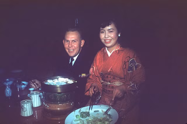 Một phụ nữ chuẩn bị các món ăn cho bữa tiệc tối với gia đình, bạn bè.