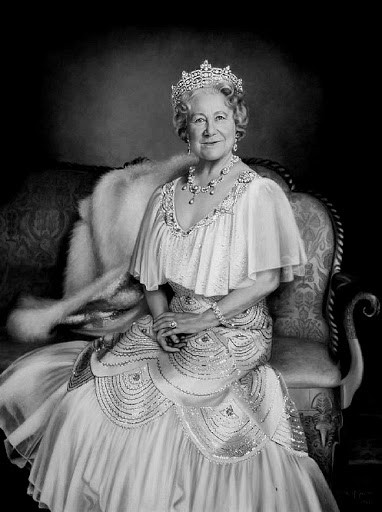 Ngày 6/2/1952, vua George VI qua đời, công chúa Elizabeth kế vị ngai vàng, trở thành Nữ hoàng Anh. Theo đó, Elizabeth Bowles-Lyon trở thành Hoàng thái hậu.