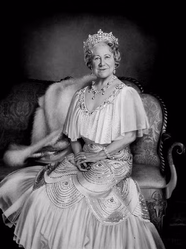 Ngày 6/2/1952, vua George VI qua đời, công chúa Elizabeth kế vị ngai vàng, trở thành Nữ hoàng Anh. Theo đó, Elizabeth Bowles-Lyon trở thành Hoàng thái hậu.