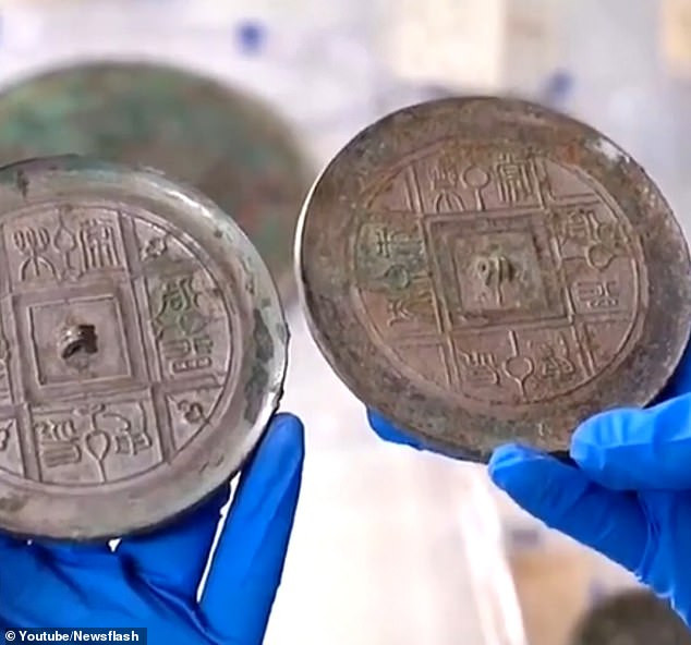 Các chuyên gia cho hay số gương đồng trên được chế tác vô cùng tinh xảo và có tính thẩm mỹ cao.