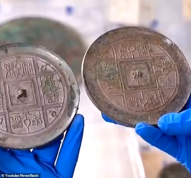 Các chuyên gia cho hay số gương đồng trên được chế tác vô cùng tinh xảo và có tính thẩm mỹ cao.