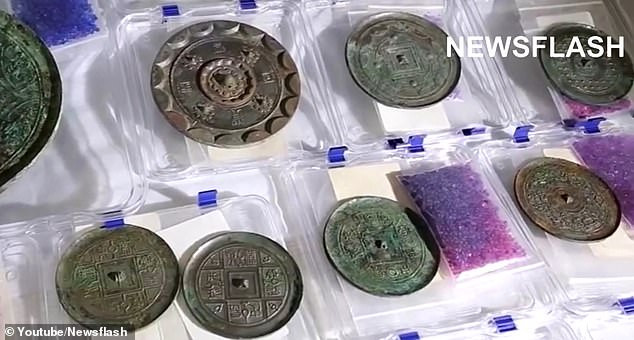 Ngoài gương đồng, các nhà khảo cổ còn khai quật được một số bộ hài cốt của nam giới và phụ nữ trong những ngôi mộ cổ nhà Tây Hán.