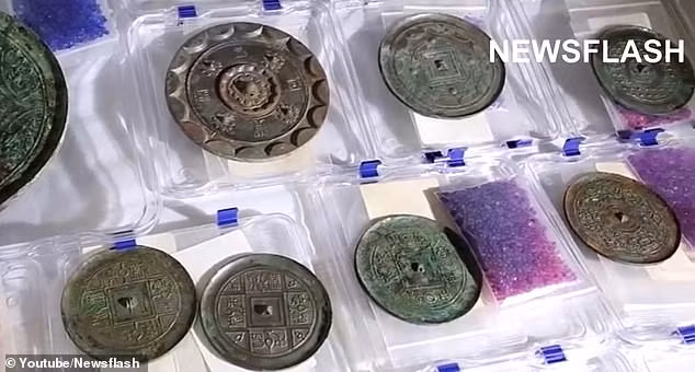 Ngoài gương đồng, các nhà khảo cổ còn khai quật được một số bộ hài cốt của nam giới và phụ nữ trong những ngôi mộ cổ nhà Tây Hán.