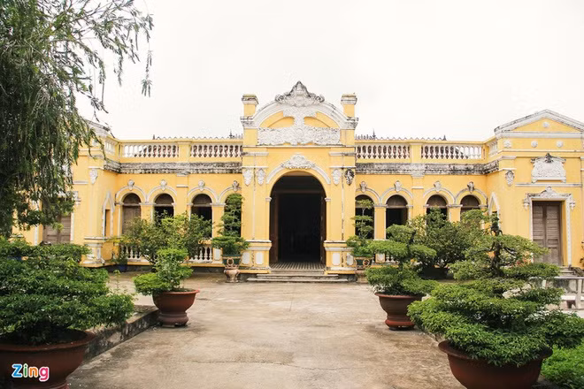 Nhà Đốc phủ Hải tọa lạc tại số 49 đường Hai Bà Trưng là một trong những điểm đến không thể bỏ qua của du khách mỗi khi ghé thăm thị xã Gò Công. Nhà Đốc Phủ Hải có lối thiết kế ấn tượng, độc đáo, kiến trúc kết hợp giữa châu Âu và Việt Nam. Dù trải qua rất nhiều thăng trầm lịch sử, căn nhà này vẫn giữ được nhiều nét như thuở sơ khai. Tháng 7/1994, Nhà Đốc phủ Hải đã được Bộ Văn hóa - Thông tin (nay là Bộ VH-TT-DL) xếp hạng di tích lịch sử - văn hóa cấp quốc gia. Nhờ ngôi nhà nổi tiếng này, du lịch Gò Công ngày càng phát triển, nơi rất thích hợp với những người thích đi du lịch khám phá nét đẹp về lịch sử. Ảnh: Minh Đức.