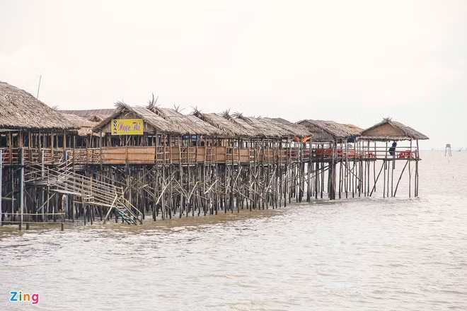 Thị xã Gò Công nằm ở phía Đông tỉnh Tiền Giang, cách TP.HCM 60 km về phía Bắc, cách thành phố Mỹ Tho 35 km về phía Tây. Tên gọi Gò Công xuất phát từ lịch xử xa xôi, khi vùng đất này có nhiều chim công trú ngụ. Ngày nay, Gò Công cũng chính là một trong những điểm thu hút khách du lịch của vùng miền Tây sông nước. Ảnh: Minh Đức.