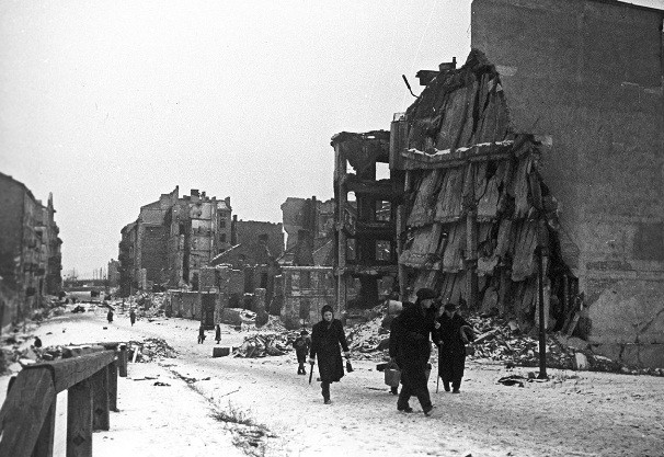 Nhiều tòa nhà ở Ba Lan bị hư hại nghiêm trọng sau các cuộc giao tranh dữ dội giữ Liên Xô và các nước Đồng minh với quân Đức quốc xã.