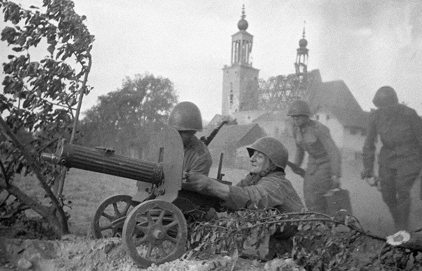 Những người lính nã đạn pháo tiêu diệt các mục tiêu của Đức quốc xã tại Ba Lan.