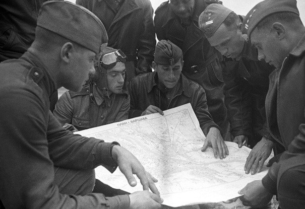 Cuối năm 1944, đầu năm 1945, Hồng quân Liên Xô phối hợp cùng lực lượng Đồng minh thực hiện chiến dịch giải phóng Ba Lan khỏi sự kiểm soát của quân đội Đức quốc xã. Trong ảnh là các phi công của Ba Lan cùng tham gia chiến đấu với Liên Xô và lực lượng Đồng minh.