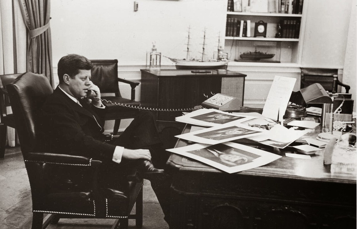 Tổng thống John F. Kennedy dùng điện thoại liên lạc với các quan chức, bộ ngành trong chính quyền.