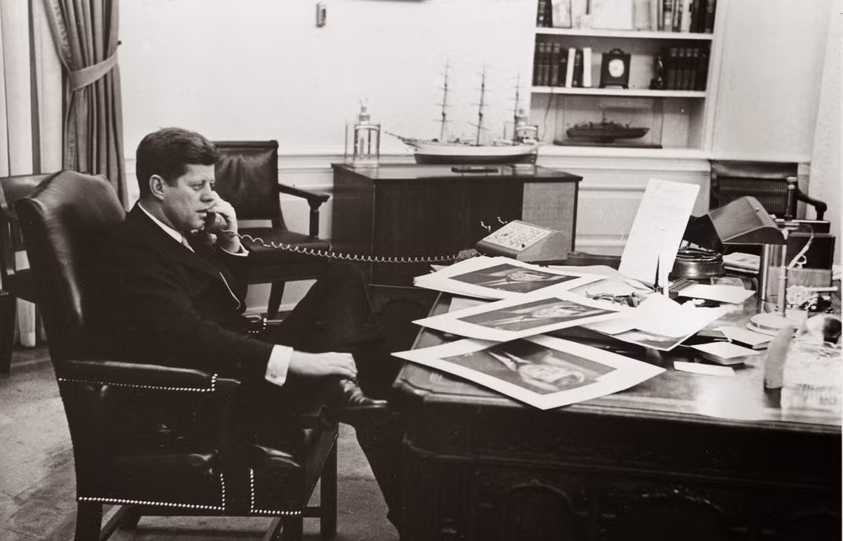 Tổng thống John F. Kennedy dùng điện thoại liên lạc với các quan chức, bộ ngành trong chính quyền.