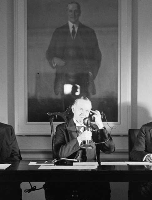 Tổng thống thứ 30 của Mỹ Calvin Coolidge gọi điện qua điện thoại năm 1928. Bên cạnh ông là nhiều quan chức trong chính quyền.