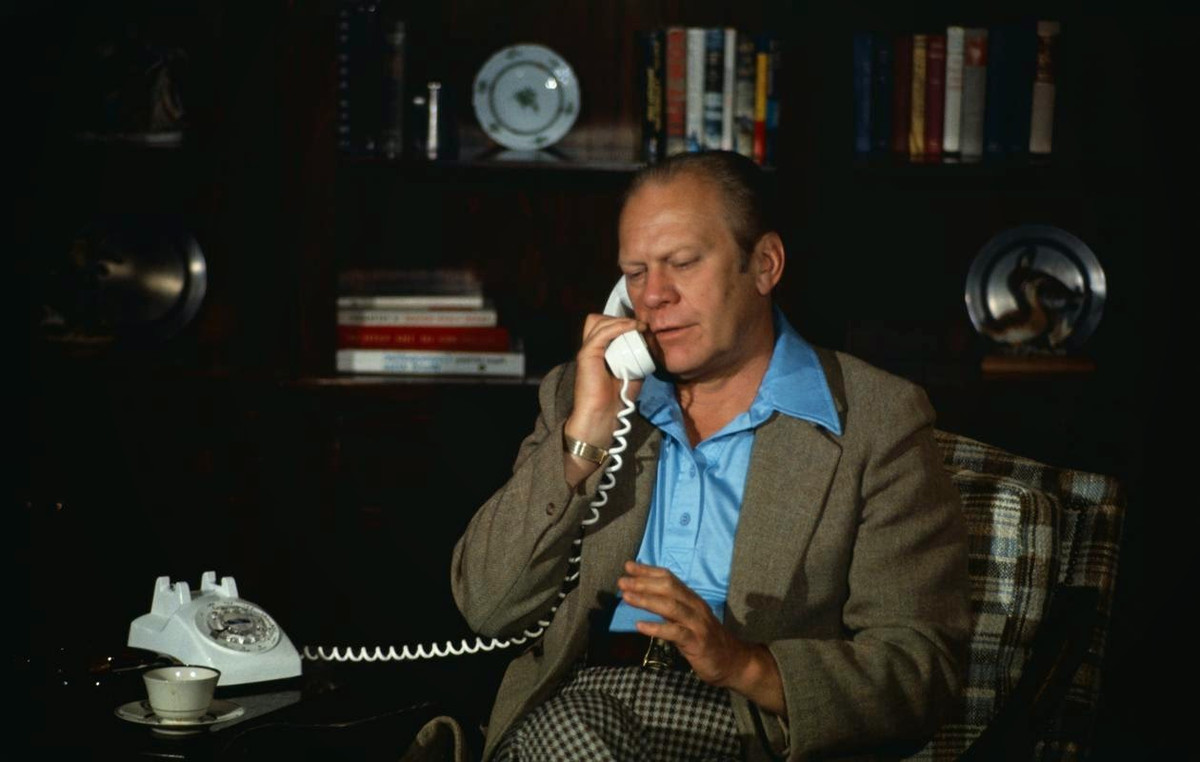 Tổng thống Gerald Ford sử dụng điện thoại để trao đổi công việc với Cố vấn an ninh quốc gia Henry Kissinger về thỏa thuận Trung Đông. Bức ảnh được chụp khi ông chủ Nhà Trắng ở Trại David ngày 1/9/1975.