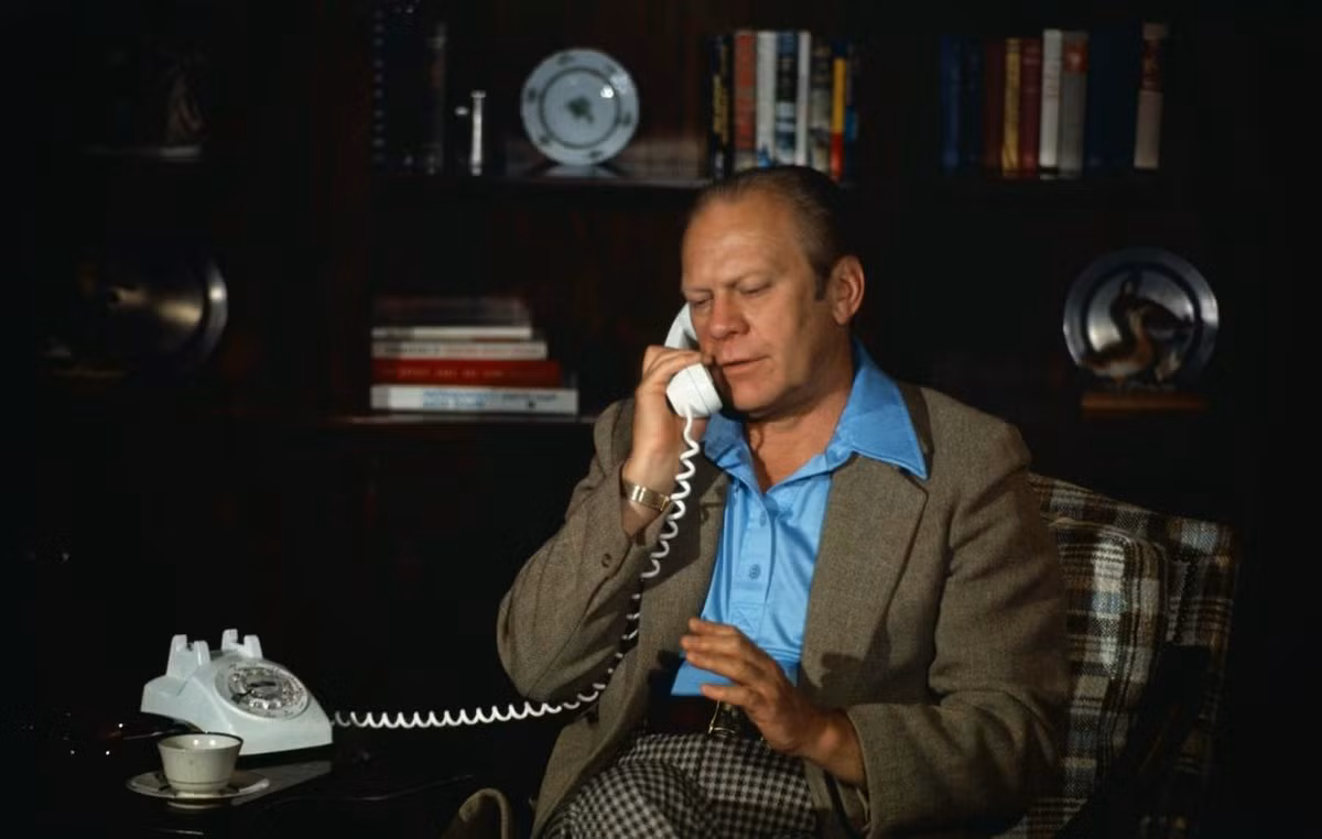 Tổng thống Gerald Ford sử dụng điện thoại để trao đổi công việc với Cố vấn an ninh quốc gia Henry Kissinger về thỏa thuận Trung Đông. Bức ảnh được chụp khi ông chủ Nhà Trắng ở Trại David ngày 1/9/1975.