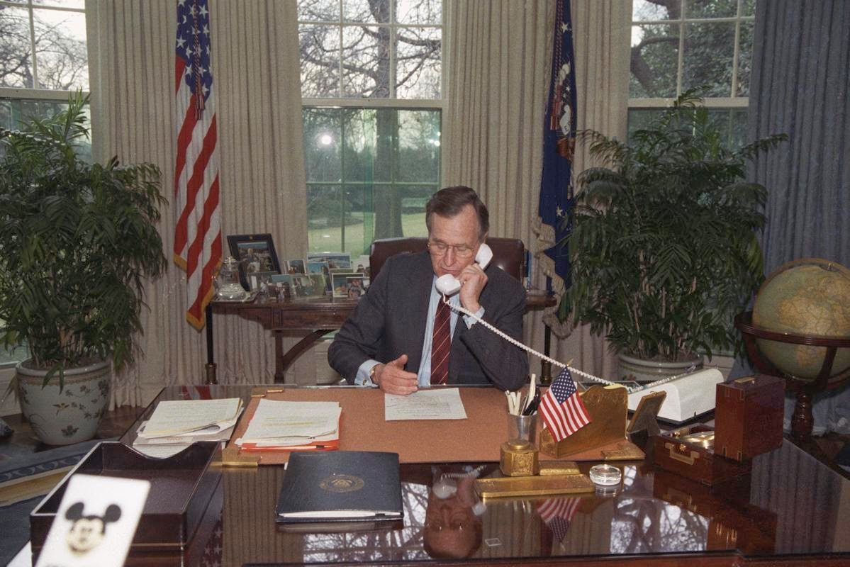 Tổng thống George HW Bush dùng điện thoại trong văn phòng ở Nhà Trắng ngày 22/1/1990.