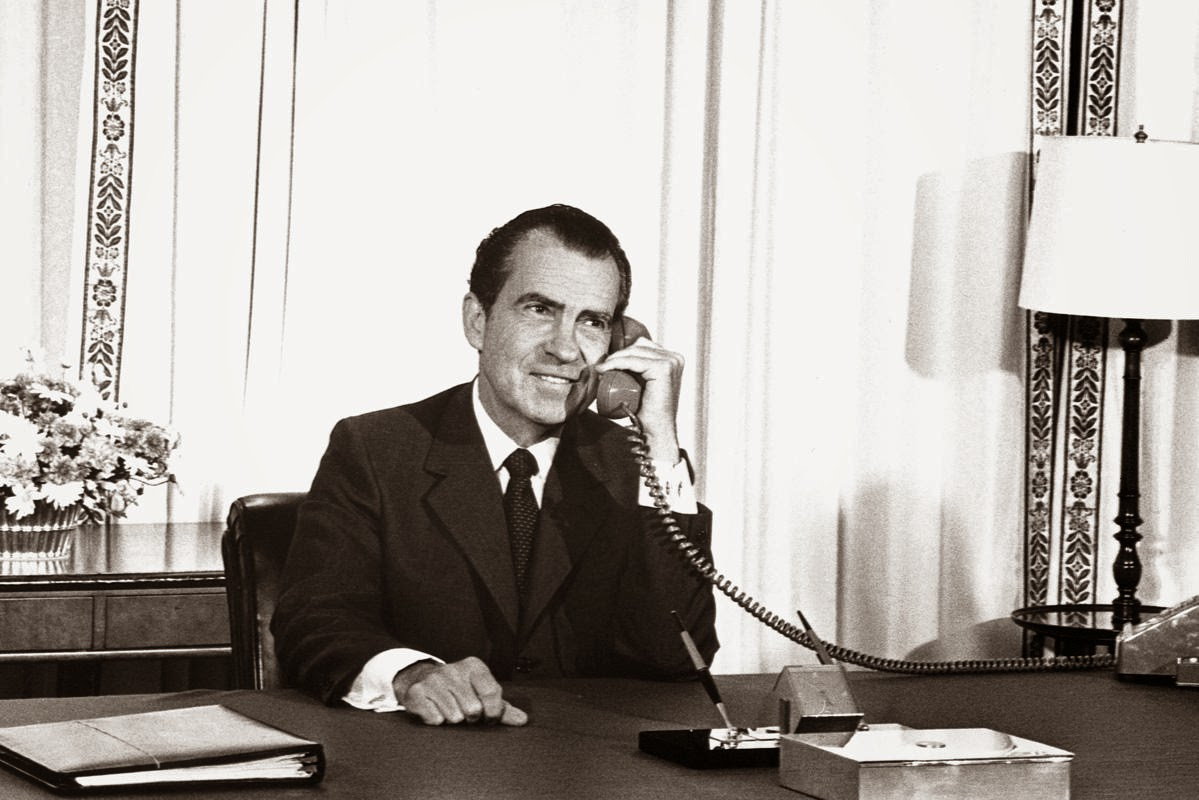 Tổng thống Richard Nixon gọi điện thoại trò chuyện với các phi hành gia khi họ làm nhiệm vụ chinh phục Mặt trăng ngày 20/7/1969.