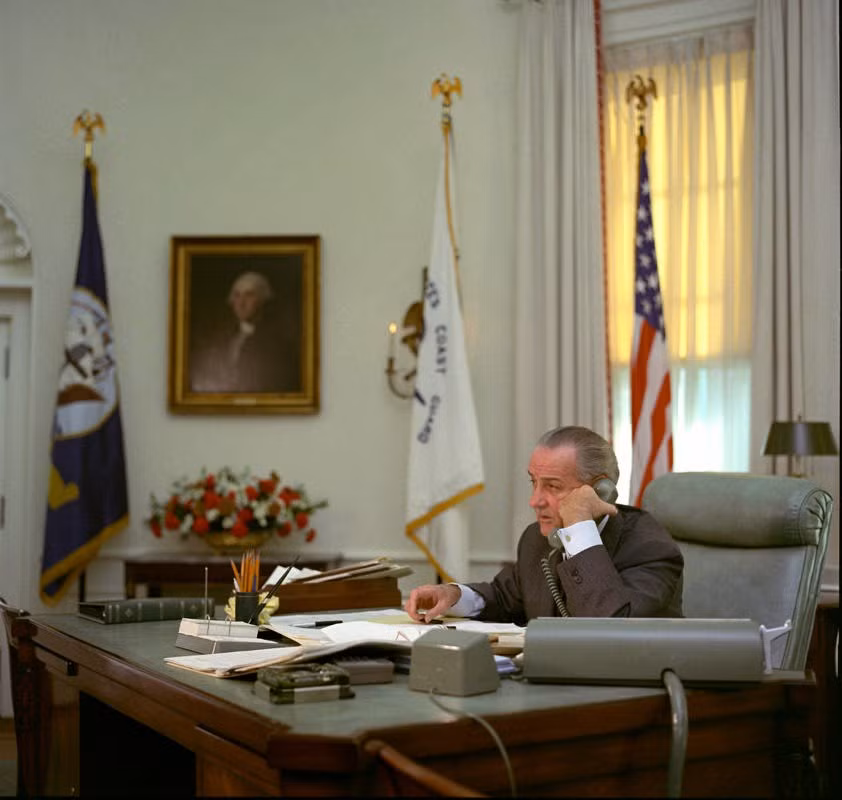 Tổng thống Lyndon Johnson nói chuyện qua điện thoại tại Nhà Trắng.