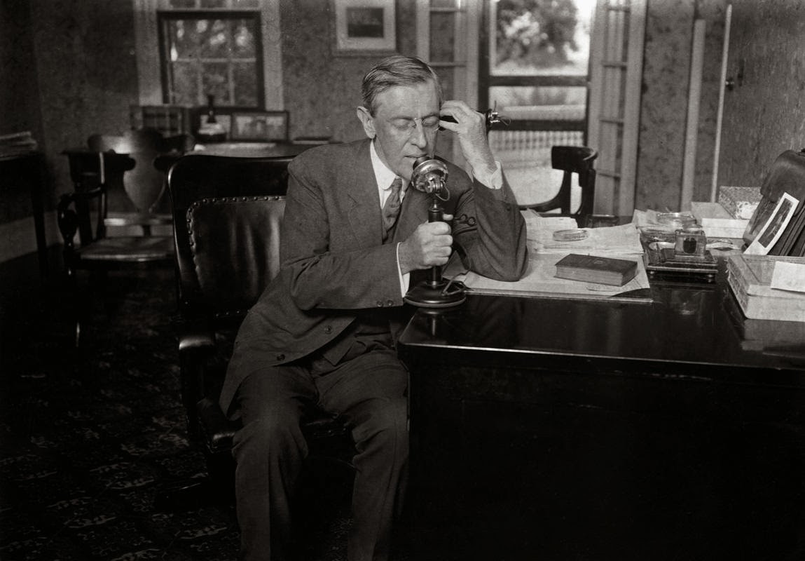 Tổng thống Woodrow Wilson có cuộc trò chuyện qua điện thoại.