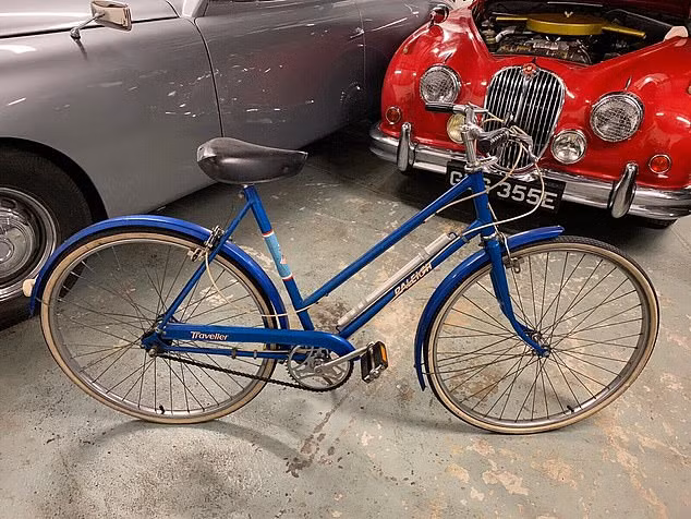 Chiếc xe đạp này được Công nương Diana sử dụng vào những năm 1970. Bà lái chiếc xe này đi quanh Londo trước khi cưới Thái tử Charles.