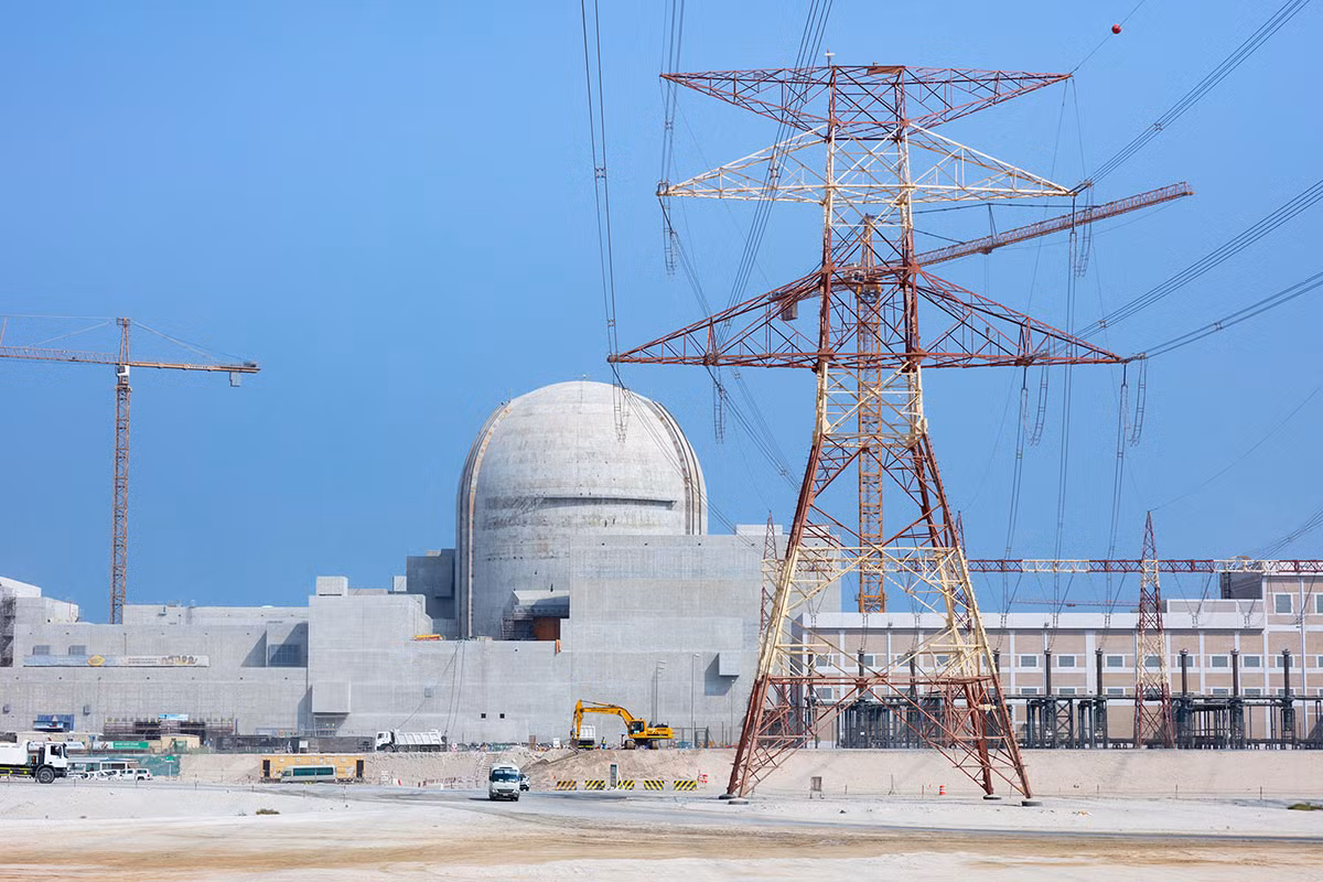 Theo dự kiến, nhà máy điện hạt nhân Barakah chính thức đi vào hoạt động kể từ năm 2017. Thế nhưng, quá trình khởi động lò phản ứng hạt nhân đầu tiên nhiều lần bị trì hoãn do các quan chức cho rằng công trình chưa đạt yêu cầu về quy chuẩn an toàn.