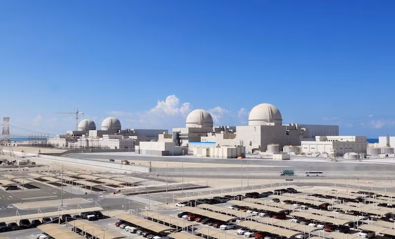 Chia sẻ về sự kiện quan trọng này, Phó Tổng thống kiêm Thủ tướng UAE, Sheikh Mohammed bin Rashid Al-Maktoum viết trên trang Twitter: "Hôm nay, UAE đã bước vào giai đoạn quan trọng. Những Megawatt (MW) điện đầu tiên từ nhà máy điện hạt nhân đầu tiên của thế giới Arab đã kết nối với mạng lưới điện quốc gia".