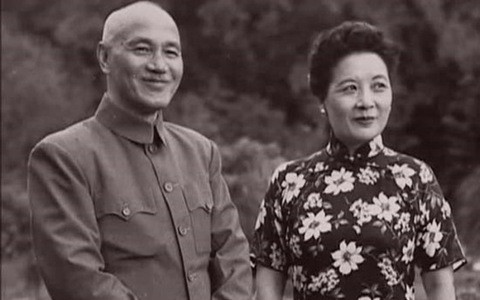 Do thực hiện nhiều vụ trộm lăng mộ gây chấn động dư luận nên Tôn Điện Anh trở thành đối tượng bị truy nã gắt gao. Để thoát tội, y lấy nhiều bảo vật trộm được để hối lộ các quan chức trong chính quyền, bao gồm của Tưởng Giới Thạch (trong ảnh).