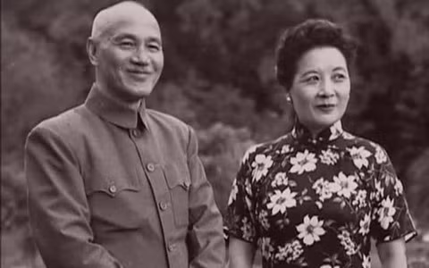 Do thực hiện nhiều vụ trộm lăng mộ gây chấn động dư luận nên Tôn Điện Anh trở thành đối tượng bị truy nã gắt gao. Để thoát tội, y lấy nhiều bảo vật trộm được để hối lộ các quan chức trong chính quyền, bao gồm của Tưởng Giới Thạch (trong ảnh).