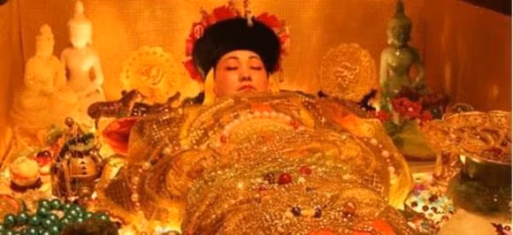 Do đóng quân gần Thanh Đông lăng nên Tôn Điện Anh quyết định đào trộm mộ lấy cắp bảo vật trong mộ vua chúa nhà Thanh để có tiền ăn chơi, tiêu xài.