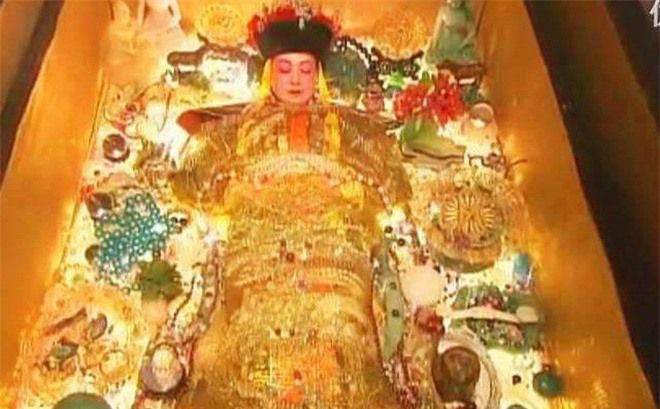 Để thực hiện mưu đồ này, Tôn Điện Anh lấy cớ diễn tập quân sự để đến gần Thanh Đông lăng.