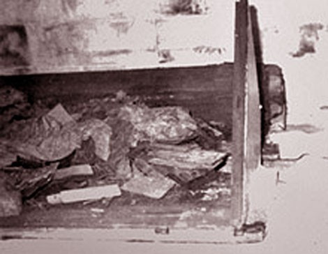 Không những vậy, chúng còn đột nhập vào lăng Càn Long và lấy đi nhiều bảo vật quý giá, bao gồm thanh kiếm Cửu Long huyền thoại.