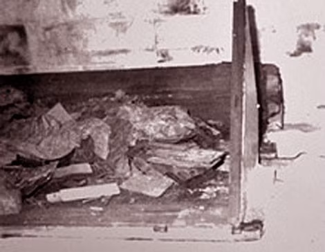 Không những vậy, chúng còn đột nhập vào lăng Càn Long và lấy đi nhiều bảo vật quý giá, bao gồm thanh kiếm Cửu Long huyền thoại.