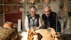 Các chuyên gia phát hiện Takabuti trải qua cái chết đầy đau đớn với vết thương lớn do bị đâm ở lưng trên, gần vai trái.