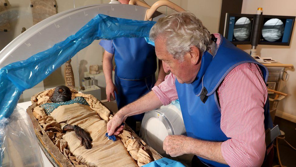 Từ đây, họ suy đoán Takabuti có thể bị một người quen sát hại bằng rìu nên bà tử vong gần như ngay lập tức vì vết thương do rìu gây ra rất sâu.