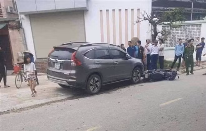 Nguoi phu nu lai o to tong chet 2 me con o Phu Tho