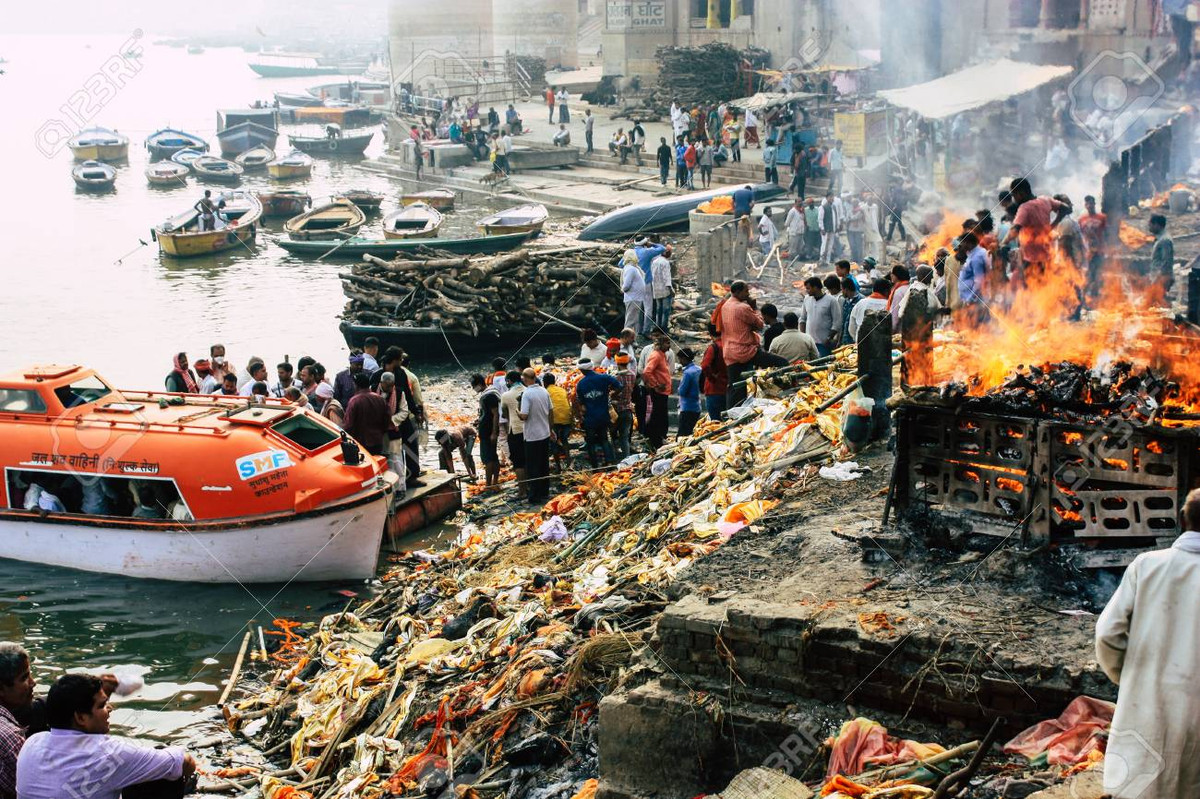 Theo quan niệm của người Hindu, cái chết là sự kiện quan trọng trong cuộc đời mỗi người. Họ tin rằng, sau khi qua đời, thi hài người quá cố sẽ được tắm rửa, hỏa thiêu và rắc tro cốt xuống sông Hằng.