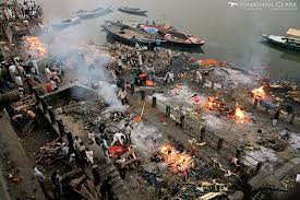 Do đó, trong suốt cả ngày, thi thể những người Hindu từ nhiều nơi chuyển về 2 ghat đó để tiến hành nghi lễ hỏa thiêu.