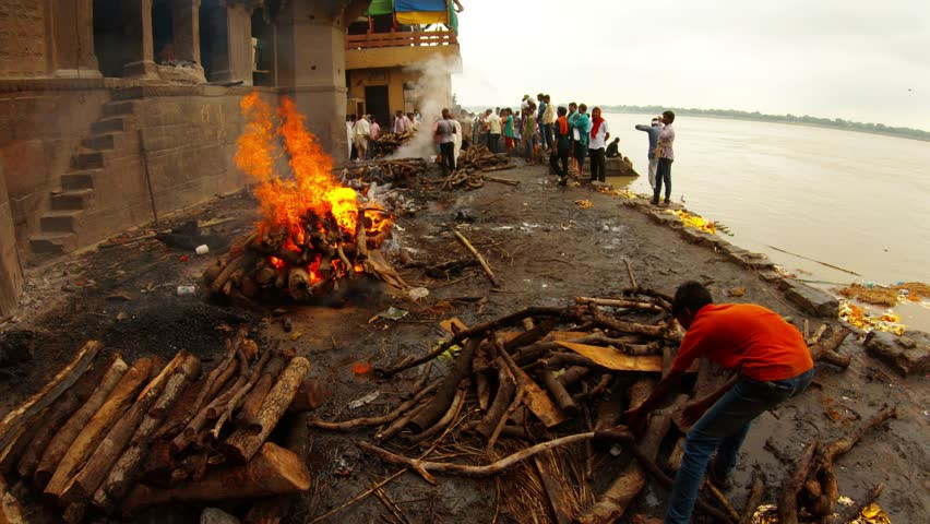 Cuối cùng, thân nhân sẽ đi vòng quanh vĩnh biệt người quá cố lần cuối rồi châm lửa.
