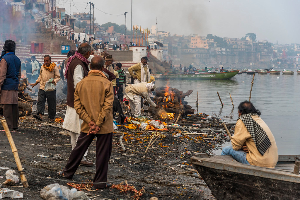 Việc làm này được cho là sẽ giúp họ được nữ thần Ganga đưa đến miền đất cực lạc.