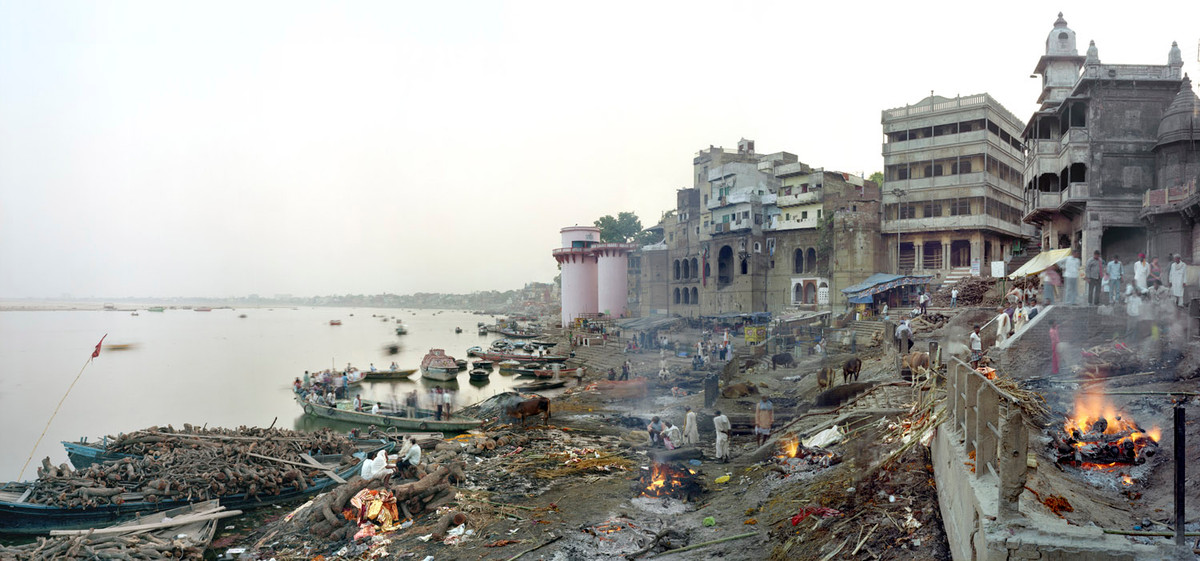 Việc hỏa thiêu đối với các tín đồ Hindu vô cùng quan trọng với nhiều điều đặc biệt. Trong đó, người ta dựng hơn 80 ghat (những bậc thang dẫn xuống bờ sông) ở dọc sông Hằng. Trong số này chỉ có 2 ghat được sử dụng để tiến hành nghi lễ hỏa thiêu.