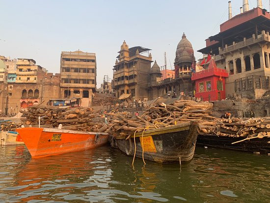 Thành phố Varanasi ở Ấn Độ nằm bên bờ sông Hằng được xem là trung tâm của Hindu giáo với bề dày lịch sử hơn 5.000 năm. Nơi đây gắn liền với phong tục hỏa táng linh thiêng.